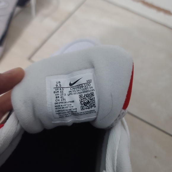 Nike Kids White and Navy Sneakers - Picture 4 of 4